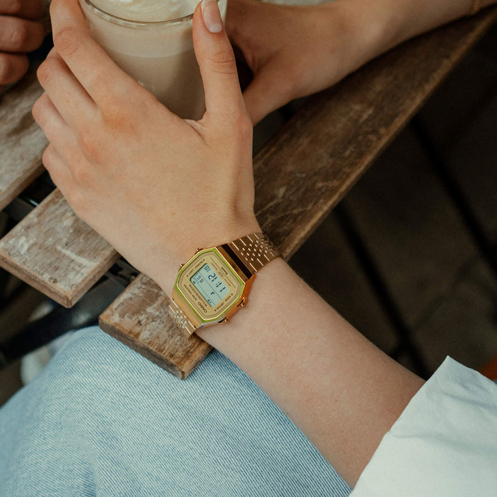 CASIO VINTAGE Mod. BLUETOOTH® SMARTPHONE LINK - GOLD - built-in accelerometer senses body movements + steps counter - GOLD