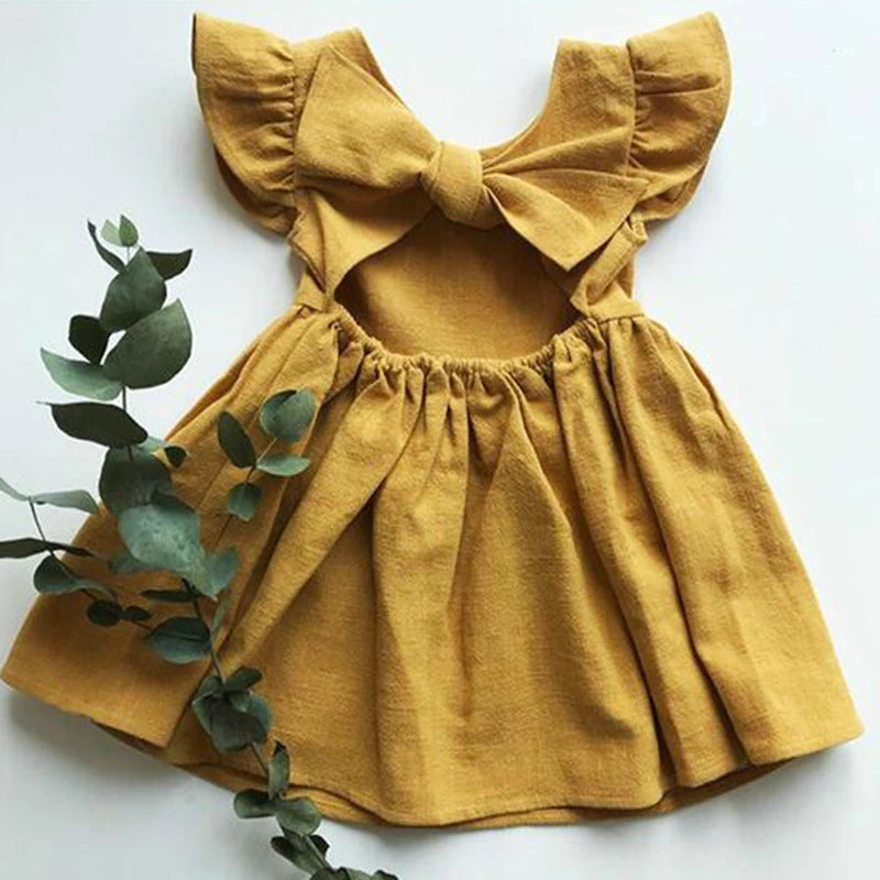 Le ragazze infantili estive in stile coreano vestono i vestiti da festa per bambini in cotone e lino con maniche volanti
