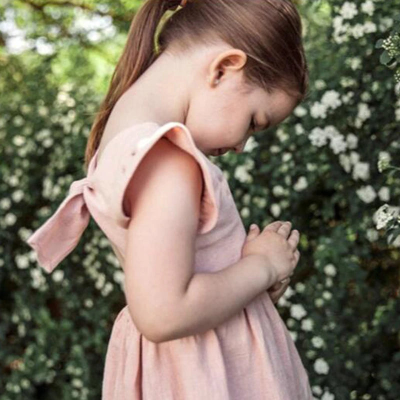 Le ragazze infantili estive in stile coreano vestono i vestiti da festa per bambini in cotone e lino con maniche volanti