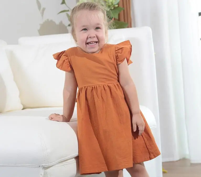 Le ragazze infantili estive in stile coreano vestono i vestiti da festa per bambini in cotone e lino con maniche volanti