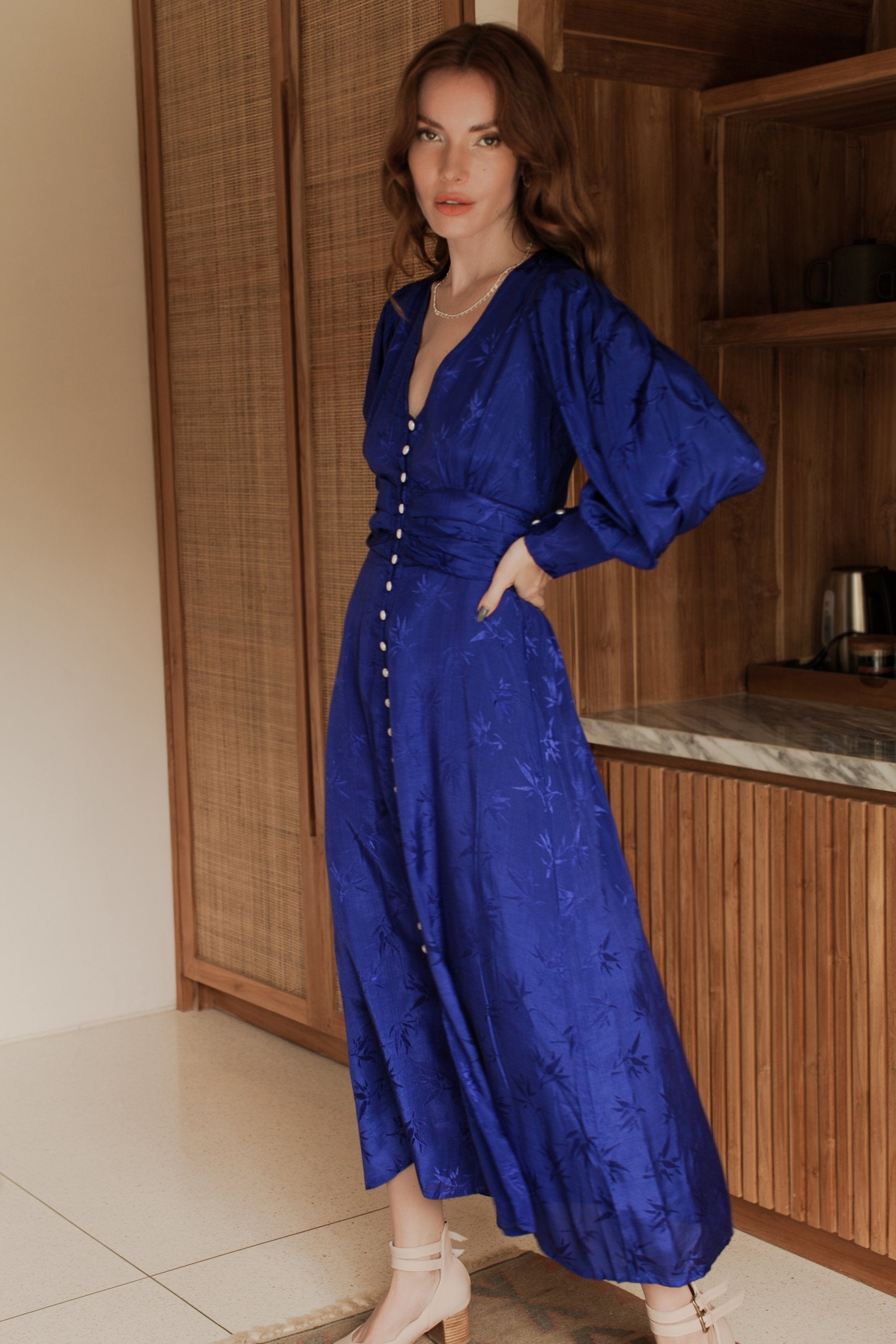 Abito Midi Con Bottoni Di Perla In Rayon Leggero Traspirante