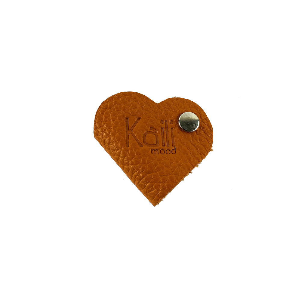 K0039LB | Avvolgicavo Cuore Made in Italy in Vera Pelle pieno fiore, grana dollaro - Colore Arancione - Dimensioni: cm 5 x 8 x 0,5 - Confezione: Gift Box rigido fondo/coperchio-3