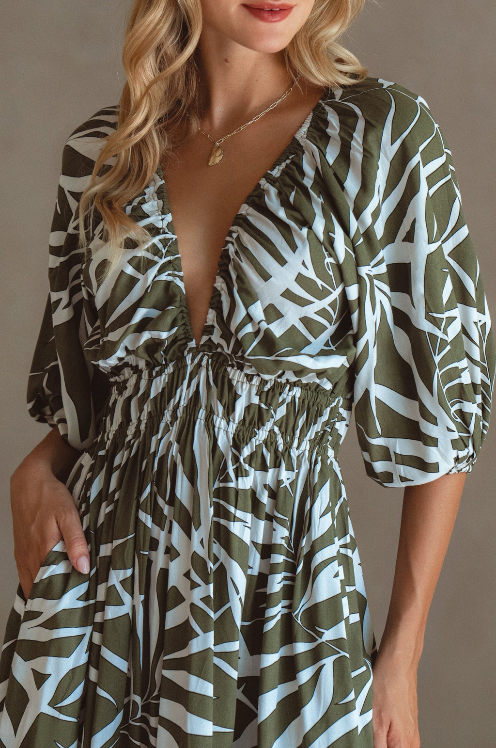 Abito Lungo in Rayon Kezas con Scollo a V Vita Elasticata e Maniche Voluminose
