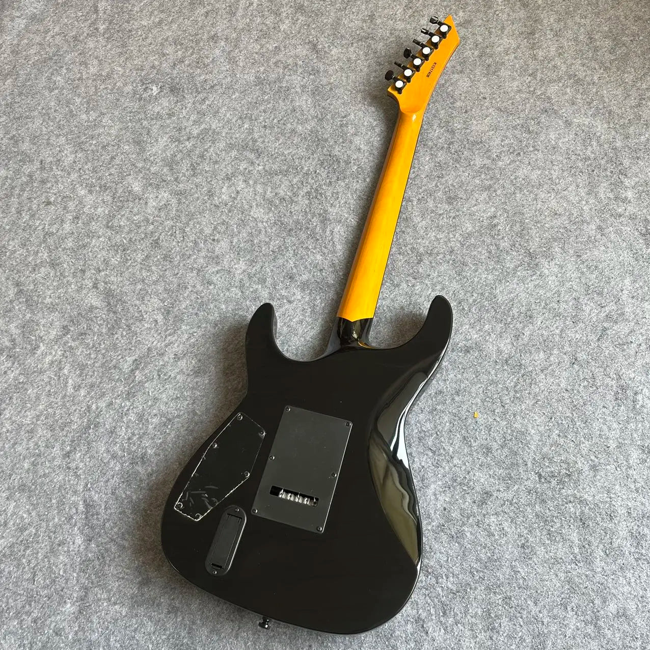 Chitarra Elettrica Versatile, Sistema Vibrato Migliorato, Sistema di Pickup Attivi, Consegna Rapida