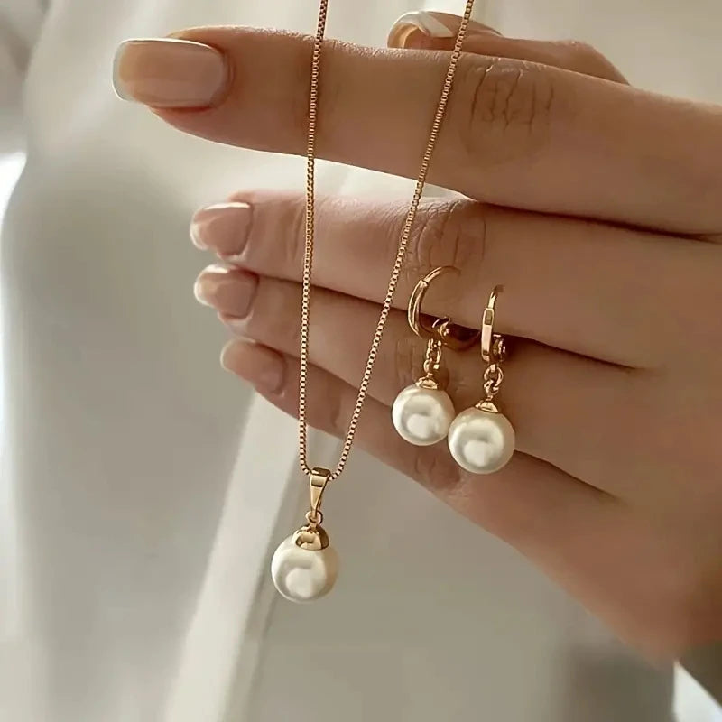 Set di gioielli con ciondolo di perle imitazione moda elegante per le donne Regali per feste di nozze per ragazze con orecchini a catena color oro vintage