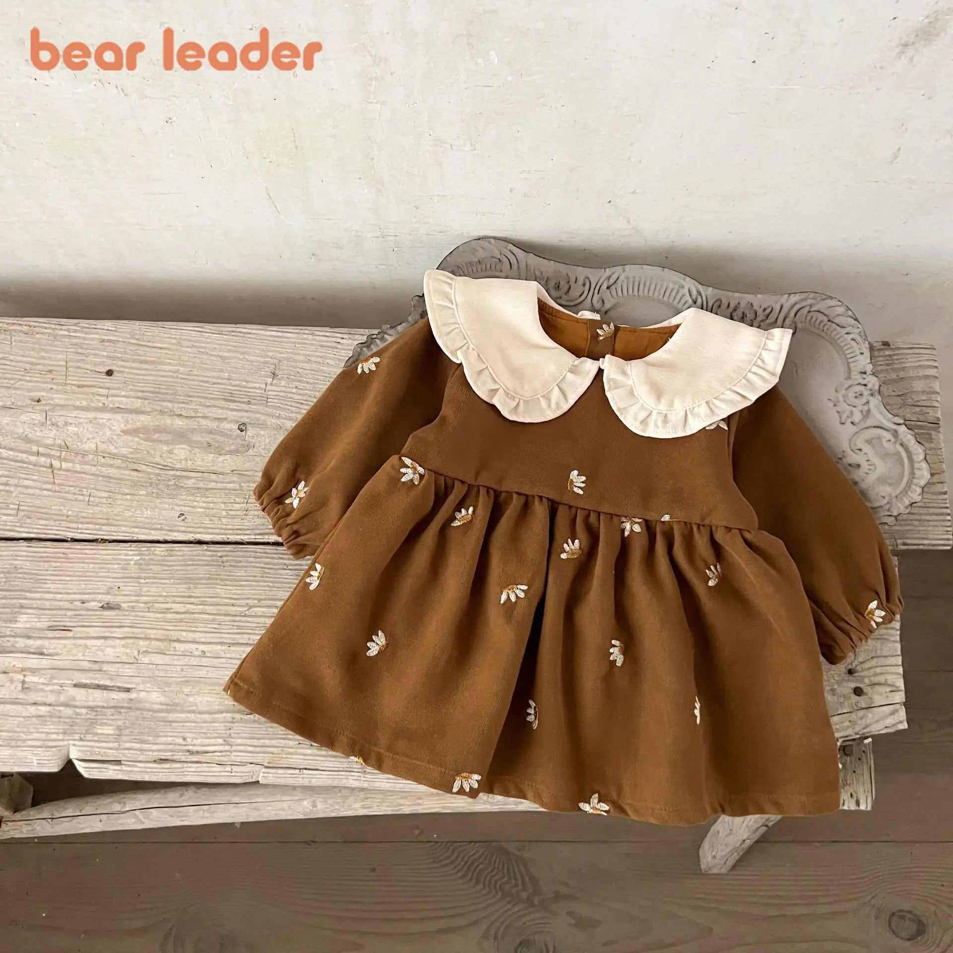 Bear Leader 2025 Nuovo simpatico abbigliamento per bambini 0-3 anni Abito per bambini Autunno Colletto a maniche lunghe Abiti per ragazze di fiori ricamati