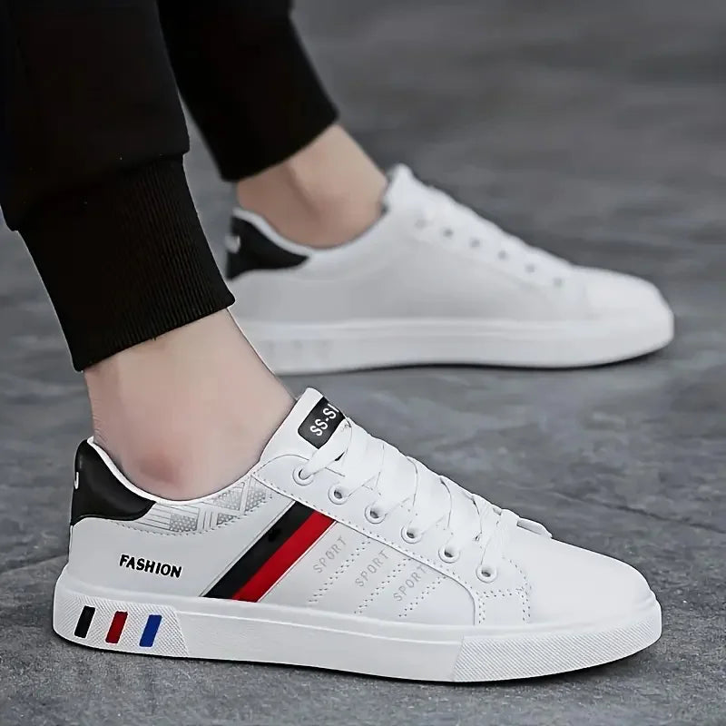 Sneakers bianche da uomo, scarpe casual traspiranti nuove primavera 2026, versione coreana, scarpe sportive versatili, scarpe da skate per studenti uomo