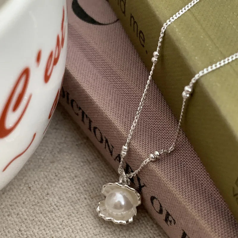 Collana con ciondolo conchiglia di perle per donna, temperamento delicato ed elegante, girocollo, catena, gioielli per feste in ufficio, regalo di compleanno