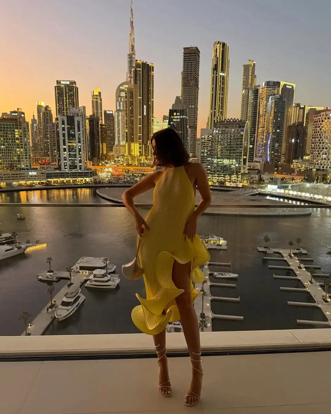 Elegante Abito Lungo Giallo Halter da Donna Senza Maniche con Balze Irregolari e Spacco Alto, Vestito Aderente Romantico per Ospiti di Matrimoni e Feste 2026