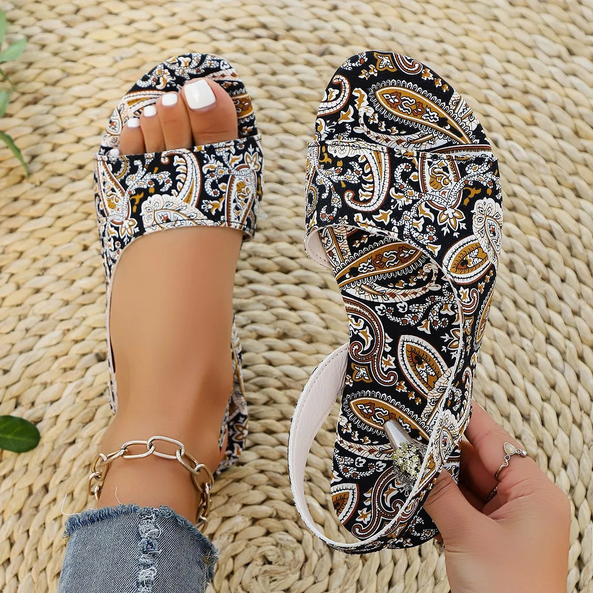 Pantofole da donna Sandali con motivo floreale bohémien Scarpe casual leggere Infradito Pantofole di grandi dimensioni alla moda Scivoli da casa da donna