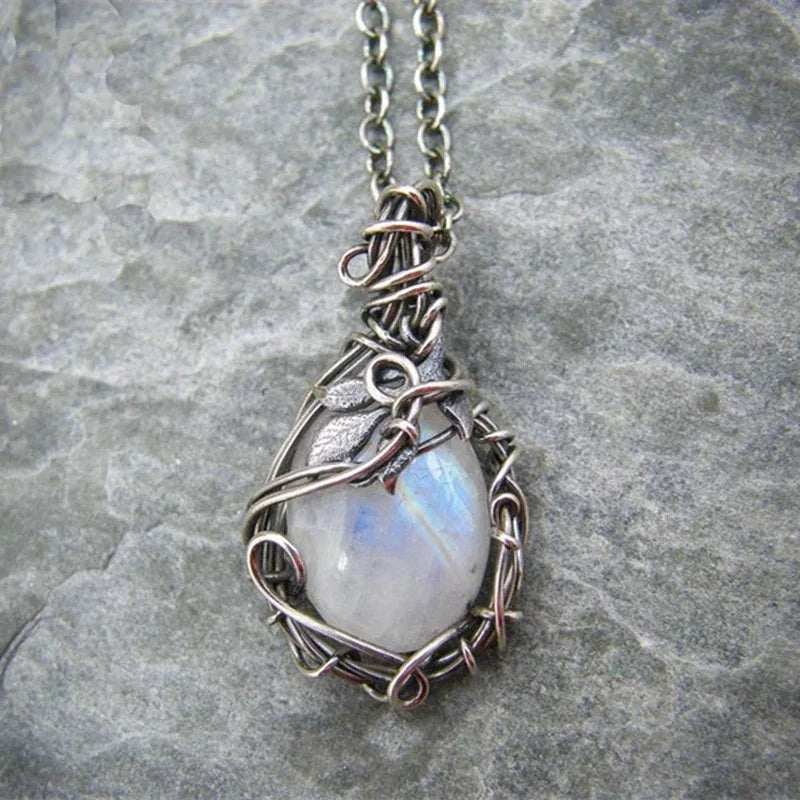 Collana con ciondolo pietra di luna Gemme di cristallo Lega di rattan Collane da donna nobili vintage per regalo di collana di pietre Waterdrop per ragazze