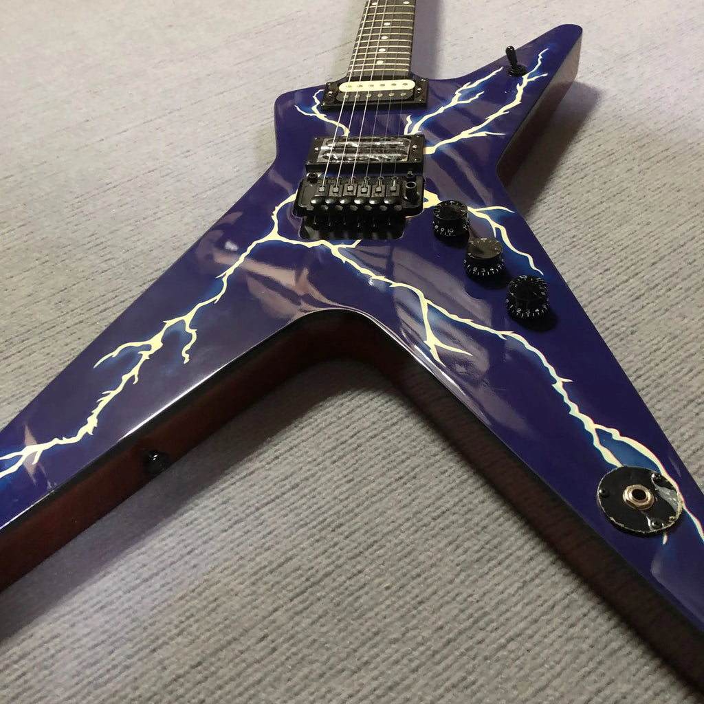 Chitarra con motivo a fulmini blu, consegna espressa in 48 ore di chitarre elettriche con immagini e video reali.