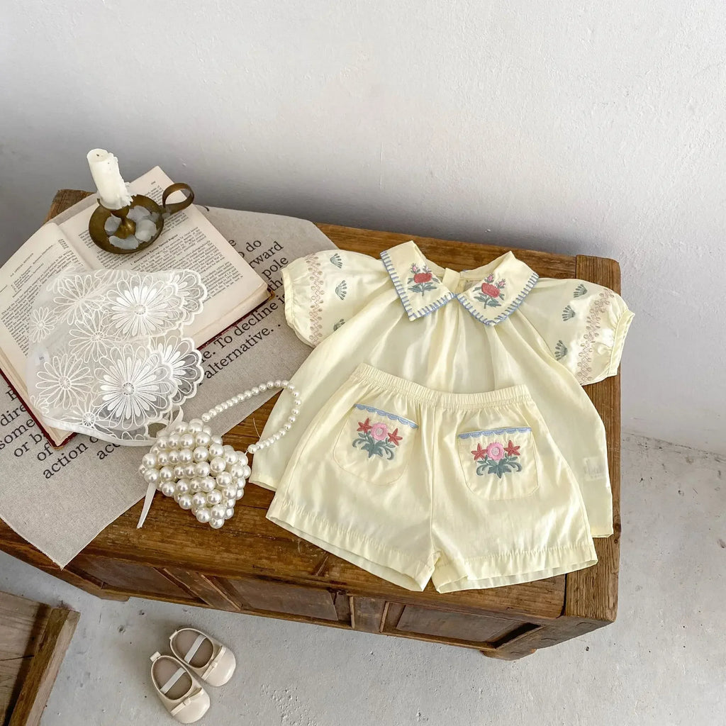 Nuovo stile 0-3 anni bambino femminile fiore colletto ricamato top a maniche corte + pantaloncini sottili vestito per bambini set di abbigliamento estivo per bambini