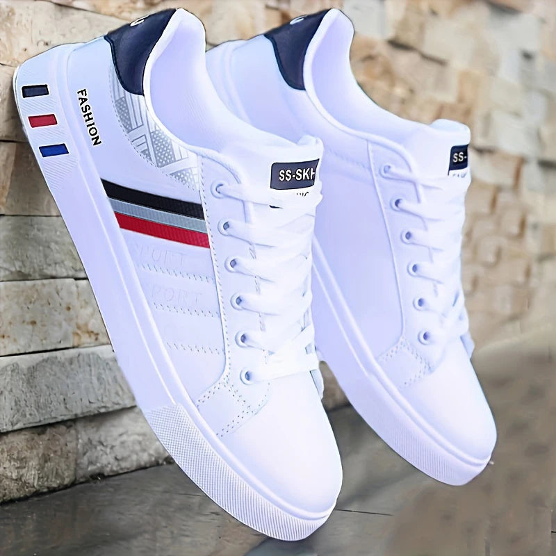 Un paio di scarpe da ginnastica bianche, perfette per lo skateboard, gli sport casual e l'uso quotidiano. Leggero con Suola Morbida, Adatto per