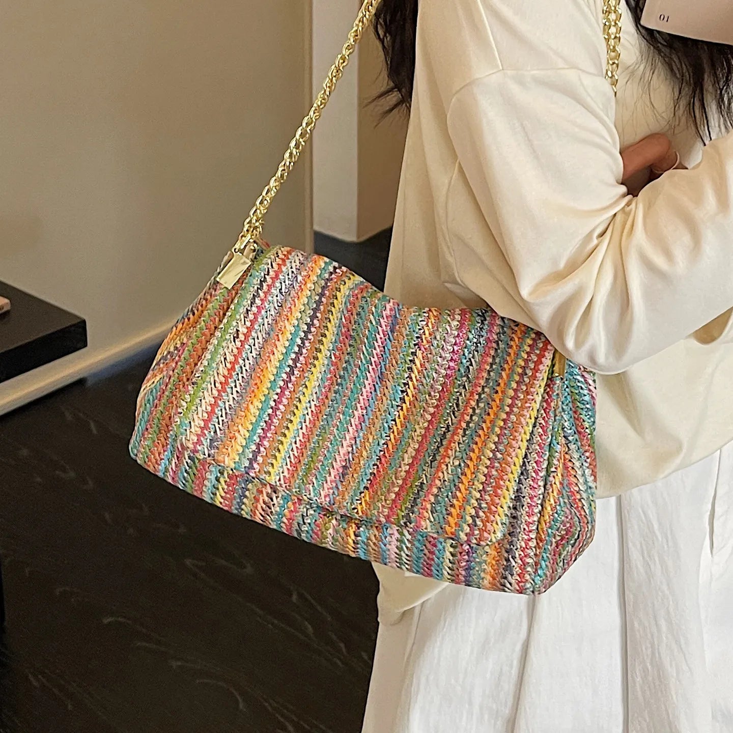Borsa in Paglia Intrecciata a Mano da Donna, Nuova Collezione Estate 2026, Borsa a Tracolla con Catena per Vacanze al Mare, Stile Casual, Misura Media, Tessuto Morbido