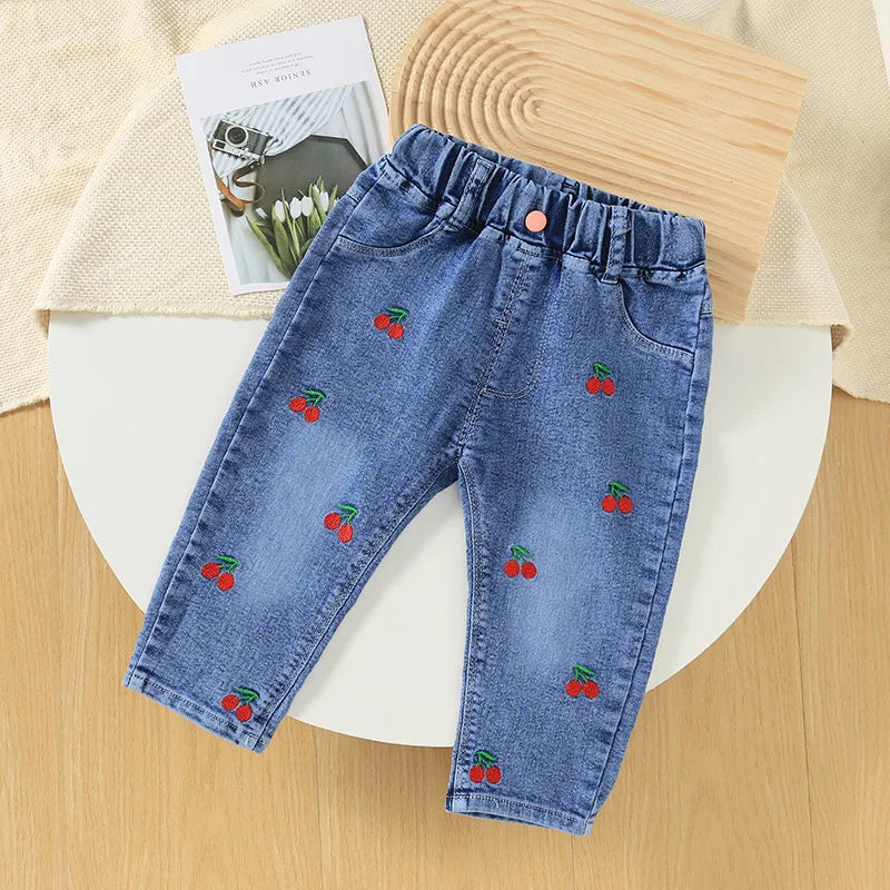Nuovi pantaloni in denim per bambini da ragazza primavera e autunno con ricamo a fragole pantaloni elastici versatili alla moda 0-5 anni