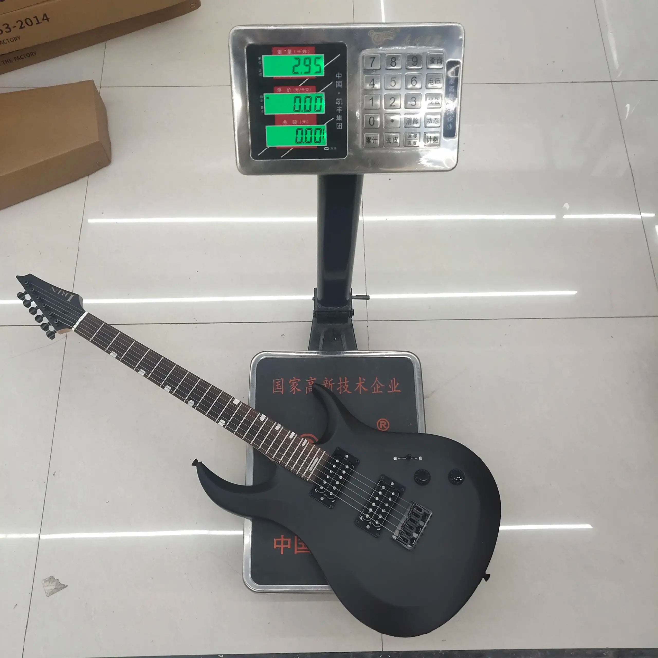 NUOVA chitarra elettrica IRIN 24 tasti 6 corde corpo Oguman manico in acero Guitarra elettrica colorata con cavo di collegamento chiave borsa