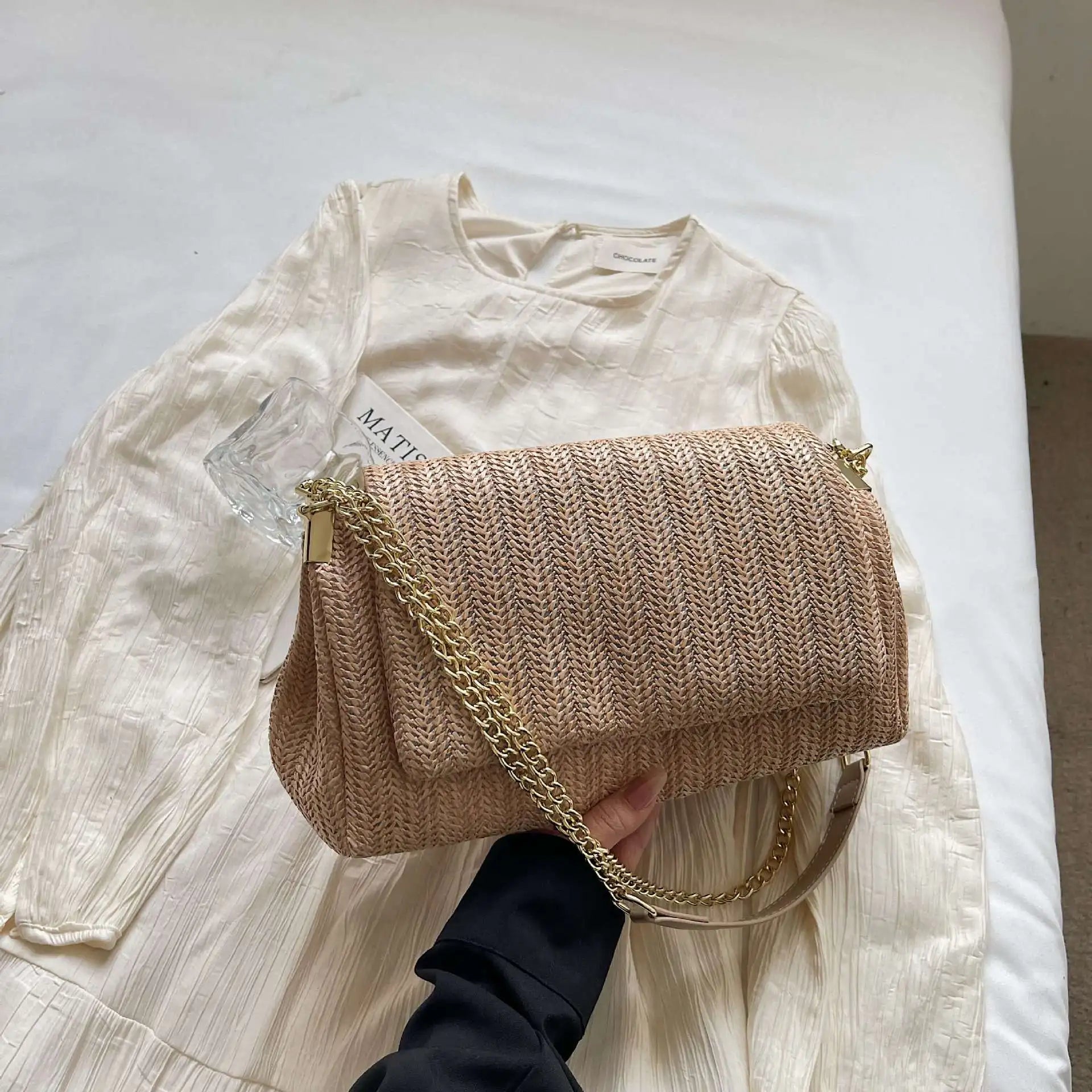 Borsa in Paglia Intrecciata a Mano da Donna, Nuova Collezione Estate 2026, Borsa a Tracolla con Catena per Vacanze al Mare, Stile Casual, Misura Media, Tessuto Morbido