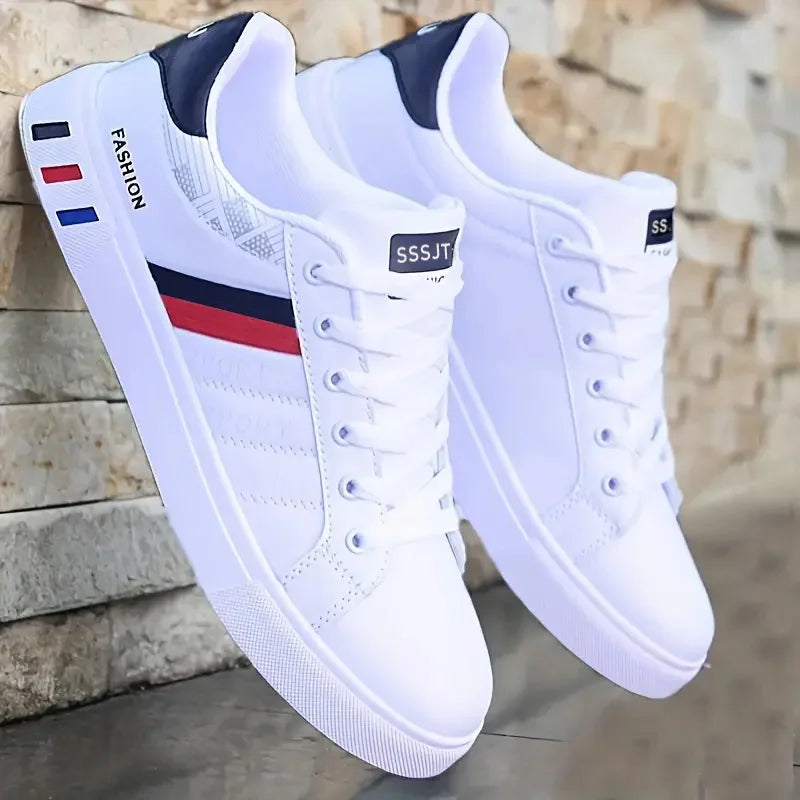 Sneakers bianche da uomo, scarpe casual traspiranti nuove primavera 2026, versione coreana, scarpe sportive versatili, scarpe da skate per studenti uomo