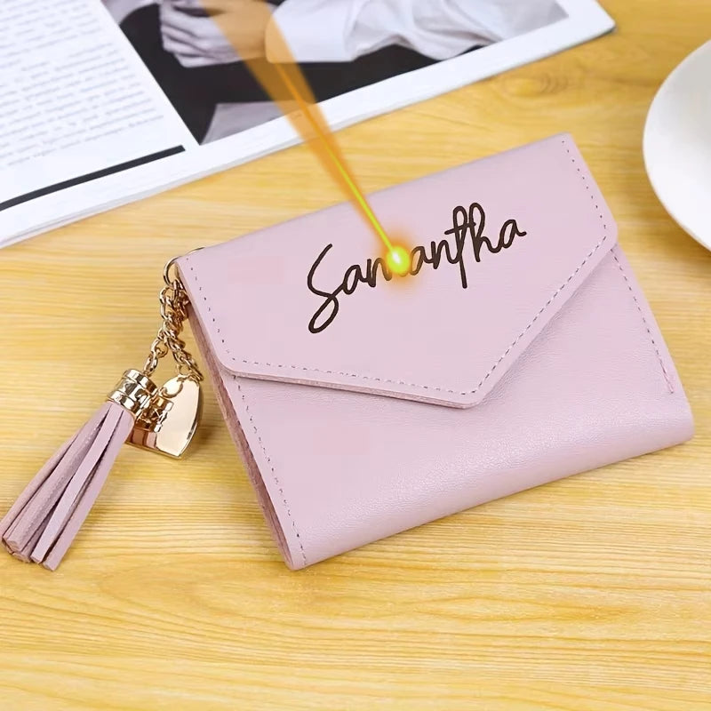 2025 Portafogli con nome con testo personalizzato Porta carte in ecopelle inciso Portafoglio da donna Ideale per regalo per il giorno di compleanno delle ragazze della sua moglie