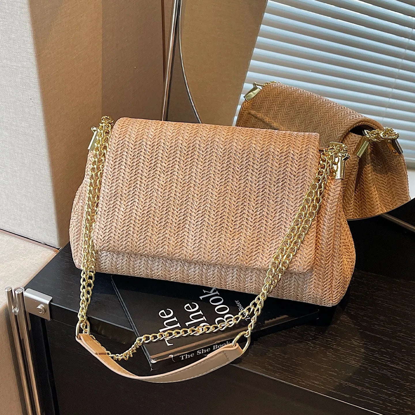 Borsa in Paglia Intrecciata a Mano da Donna, Nuova Collezione Estate 2026, Borsa a Tracolla con Catena per Vacanze al Mare, Stile Casual, Misura Media, Tessuto Morbido