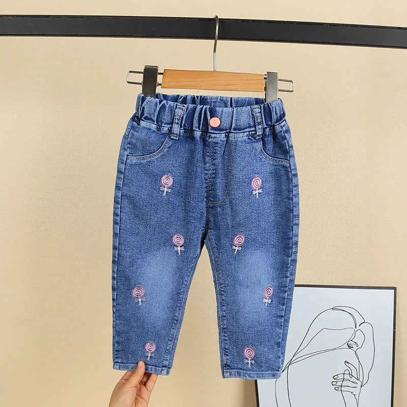 Nuovi pantaloni in denim per bambini da ragazza primavera e autunno con ricamo a fragole pantaloni elastici versatili alla moda 0-5 anni