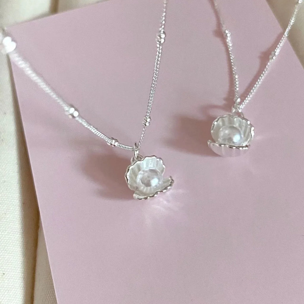 Collana con ciondolo conchiglia di perle per donna, temperamento delicato ed elegante, girocollo, catena, gioielli per feste in ufficio, regalo di compleanno