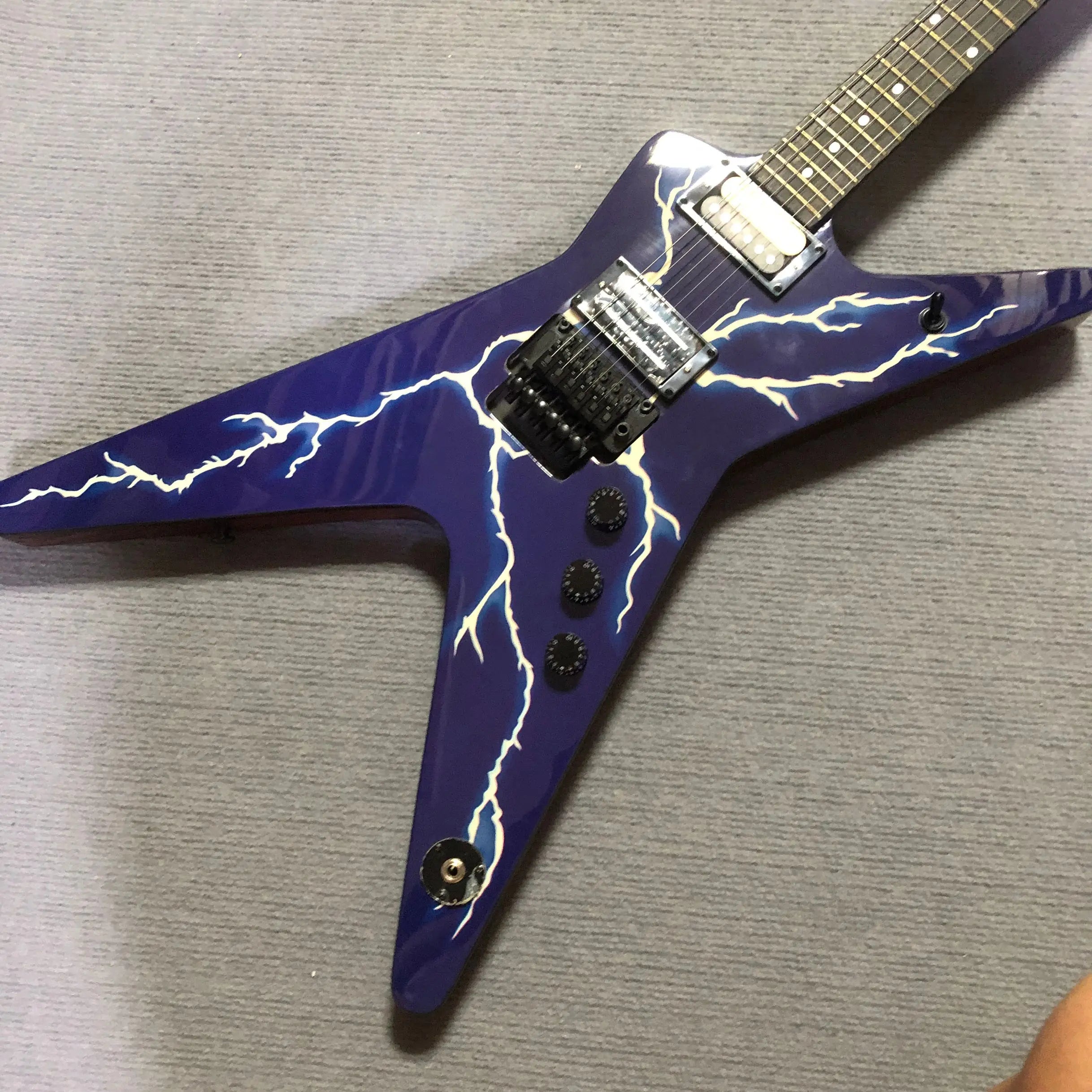 Chitarra con motivo a fulmini blu, consegna espressa in 48 ore di chitarre elettriche con immagini e video reali.