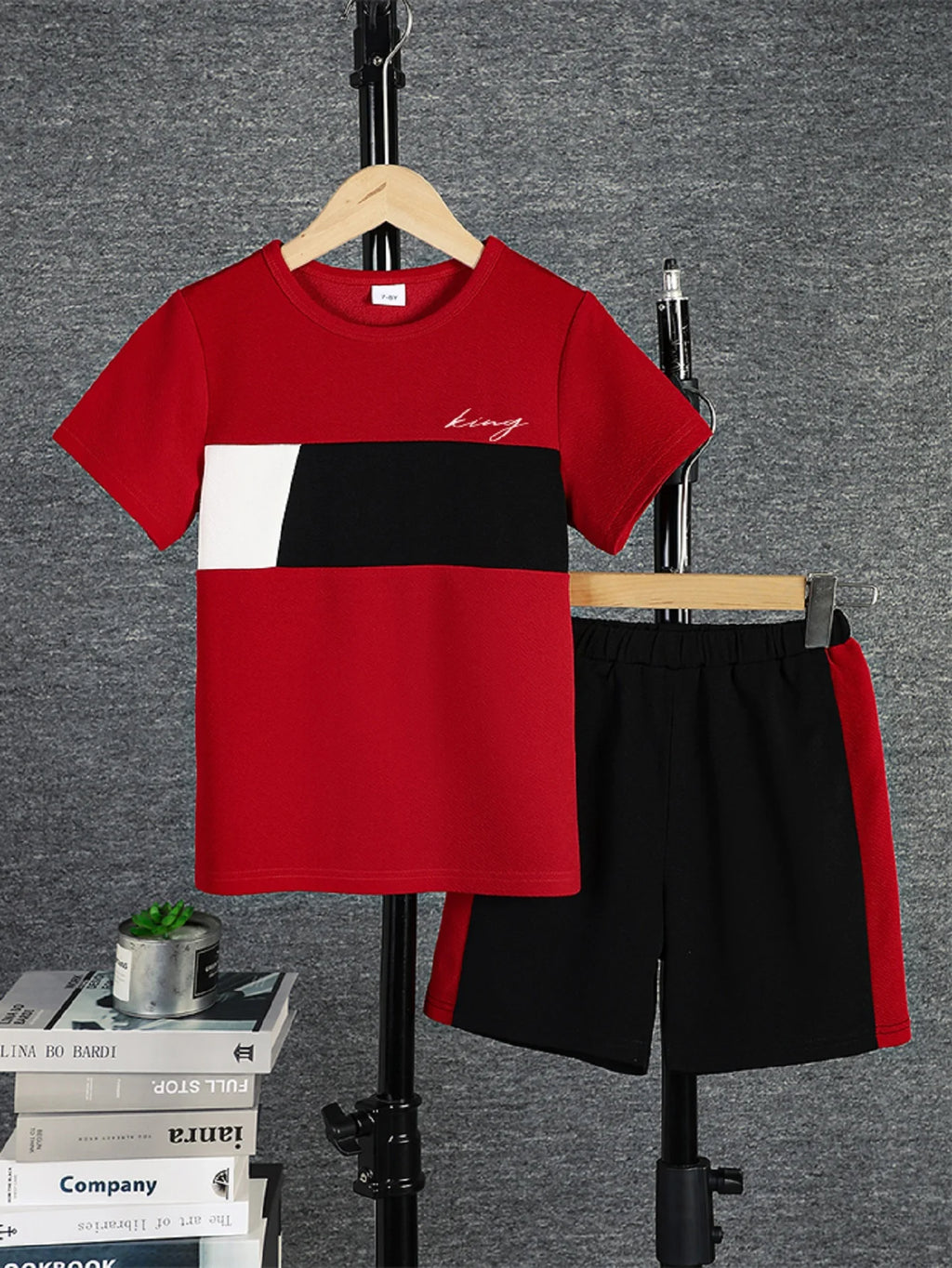 Set di t-shirt e pantaloncini a maniche corte colorblock casual da 2 pezzi per ragazzi, comodi vestiti estivi per bambini