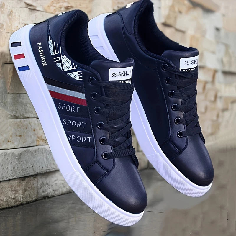 Un paio di scarpe da ginnastica bianche, perfette per lo skateboard, gli sport casual e l'uso quotidiano. Leggero con Suola Morbida, Adatto per