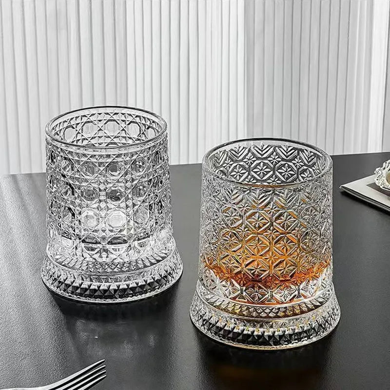 Bicchiere da whisky rotante da 280 ml Bicchiere da birra premium in cristallo creativo Tazza da liquore a rilievo con base dritta Stampo per bevande Bicchiere da vino