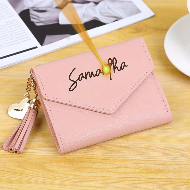 2025 Portafogli con nome con testo personalizzato Porta carte in ecopelle inciso Portafoglio da donna Ideale per regalo per il giorno di compleanno delle ragazze della sua moglie