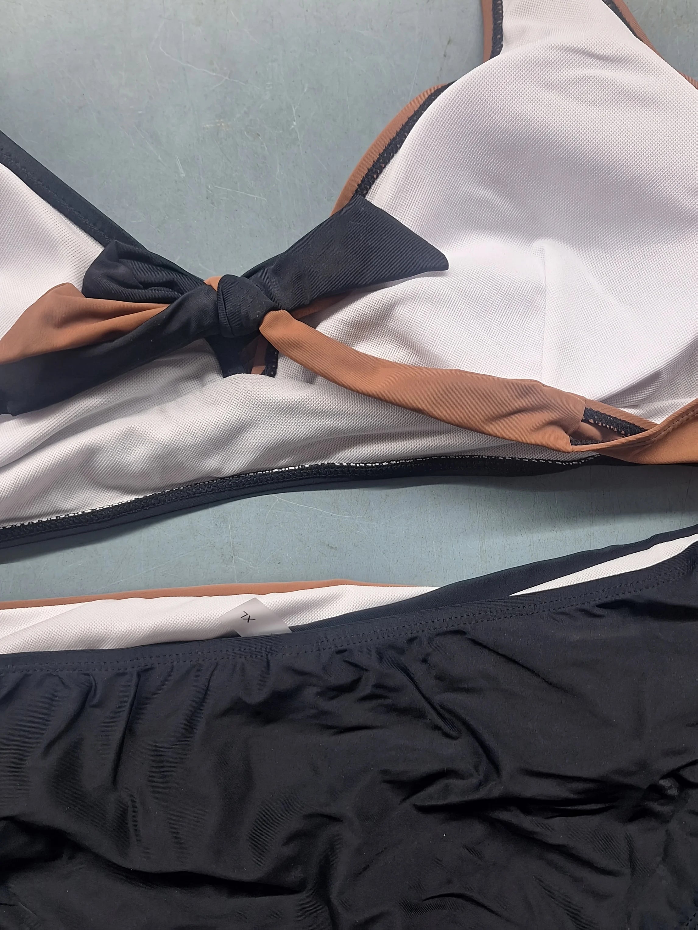 Costume da bagno bikini a triangolo da donna, sexy e affascinante, a vita alta, con blocco di colore e scollo all'americana, perfetto per le vacanze al mare