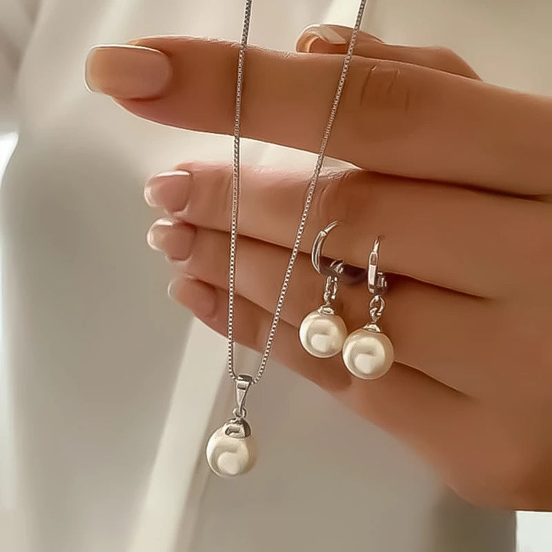 Set di gioielli con ciondolo di perle imitazione moda elegante per le donne Regali per feste di nozze per ragazze con orecchini a catena color oro vintage