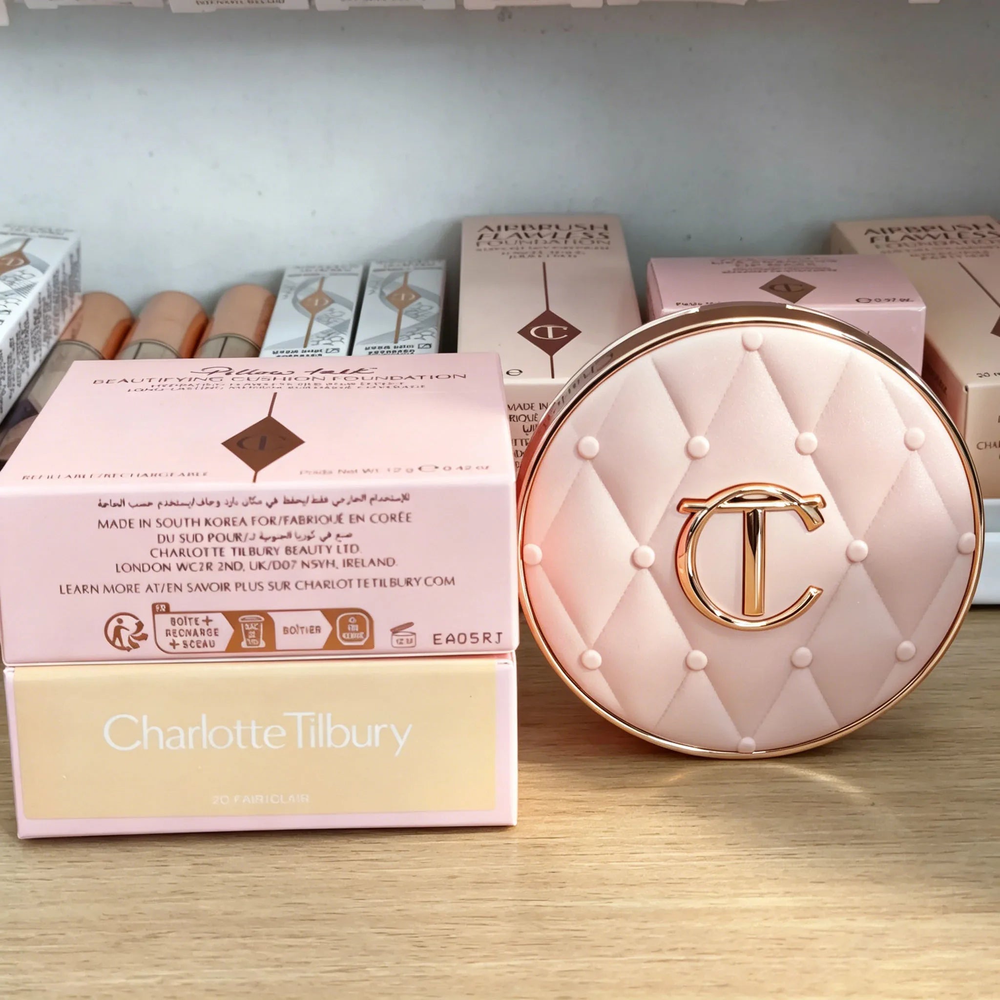 Charlotte Tilbury CT Base Makeup Cushion By The Pillow Correttore a lunga tenuta, fondotinta cushion liscio, leggero e idratante