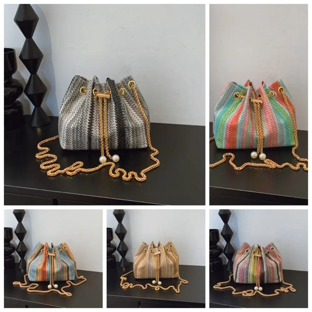 Borsa a tracolla grande in paglia intrecciata con strisce color arcobaleno, sacca a secchiello con coulisse e catena, borsa a tracolla da spiaggia