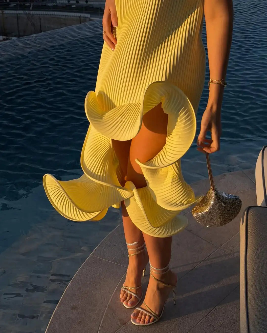 Elegante Abito Lungo Giallo Halter da Donna Senza Maniche con Balze Irregolari e Spacco Alto, Vestito Aderente Romantico per Ospiti di Matrimoni e Feste 2026