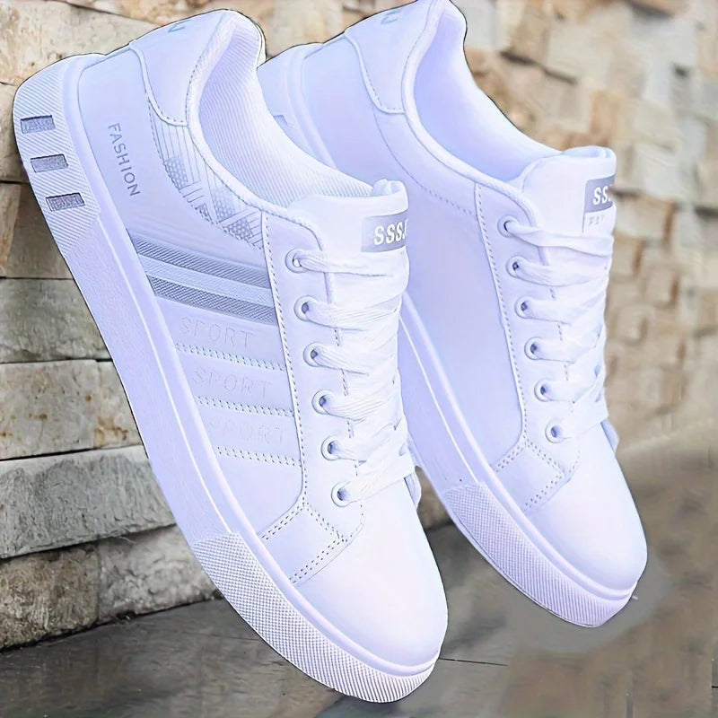 Sneakers bianche da uomo, scarpe casual traspiranti nuove primavera 2026, versione coreana, scarpe sportive versatili, scarpe da skate per studenti uomo