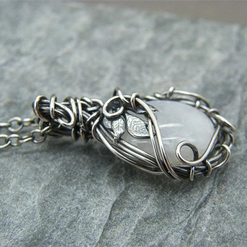 Collana con ciondolo pietra di luna Gemme di cristallo Lega di rattan Collane da donna nobili vintage per regalo di collana di pietre Waterdrop per ragazze