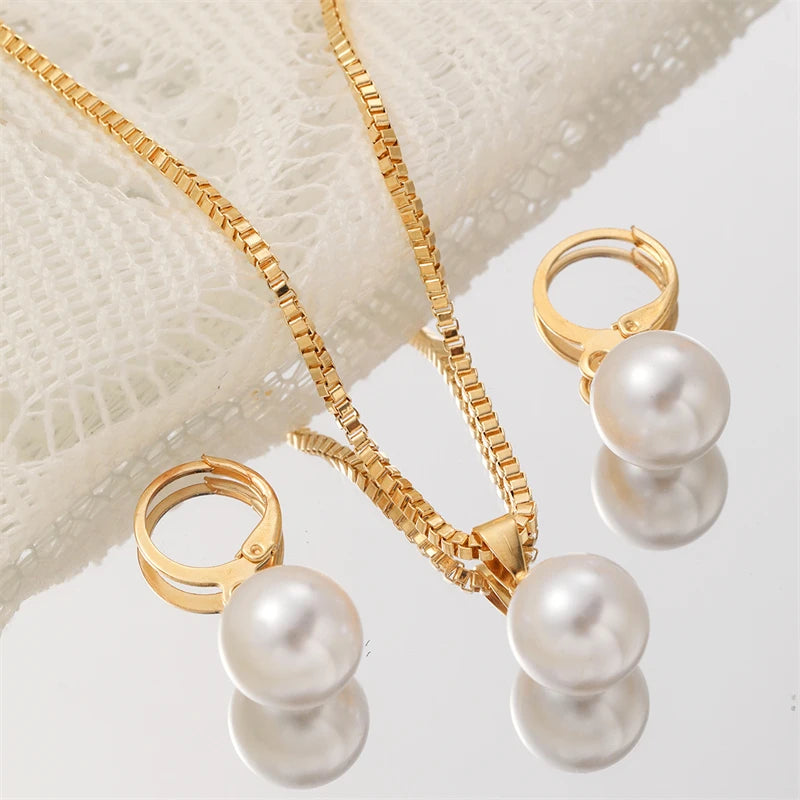 Set di gioielli con ciondolo di perle imitazione moda elegante per le donne Regali per feste di nozze per ragazze con orecchini a catena color oro vintage