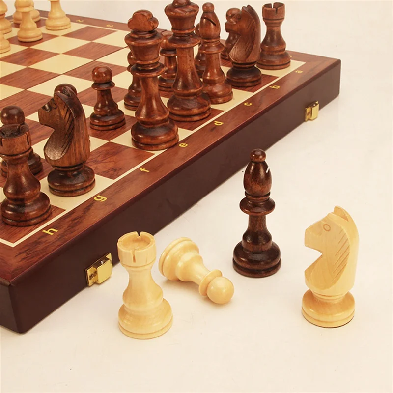 Gioco da tavolo per bambini Set di scacchi in legno Pezzi in legno massello Scacchiera in noce Gioco da tavolo regalo per bambini