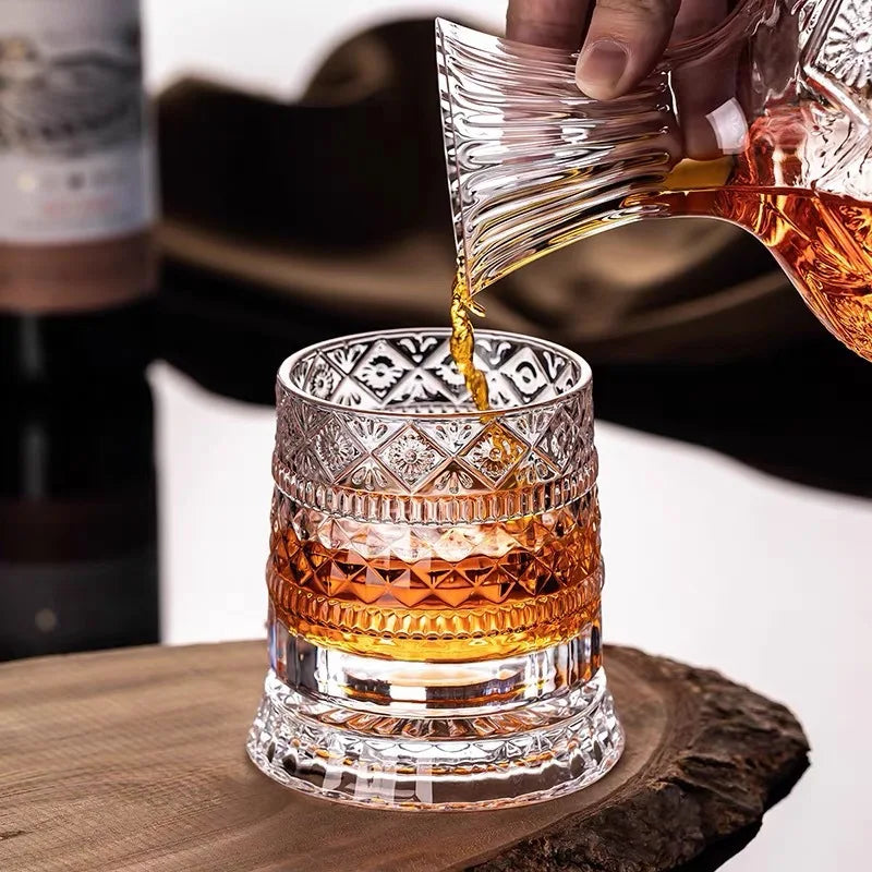 Bicchiere da whisky rotante da 280 ml Bicchiere da birra premium in cristallo creativo Tazza da liquore a rilievo con base dritta Stampo per bevande Bicchiere da vino