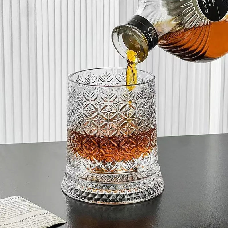 Bicchiere da whisky rotante da 280 ml Bicchiere da birra premium in cristallo creativo Tazza da liquore a rilievo con base dritta Stampo per bevande Bicchiere da vino