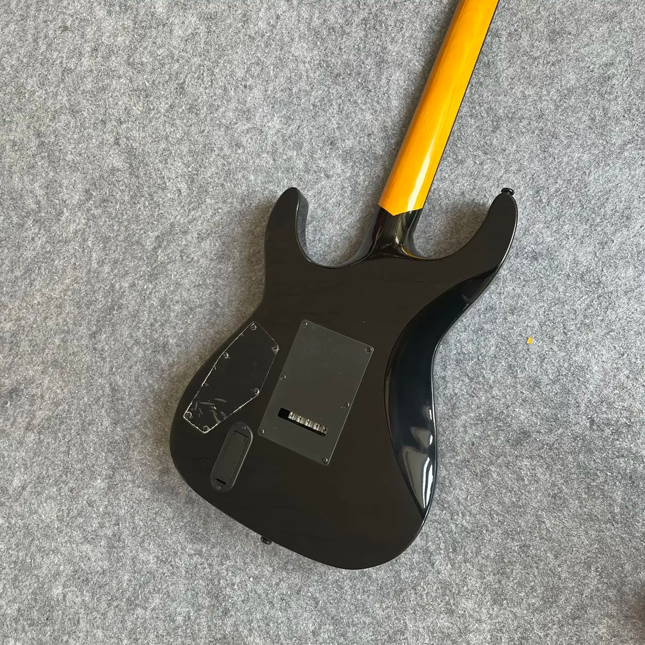 Chitarra Elettrica Versatile, Sistema Vibrato Migliorato, Sistema di Pickup Attivi, Consegna Rapida
