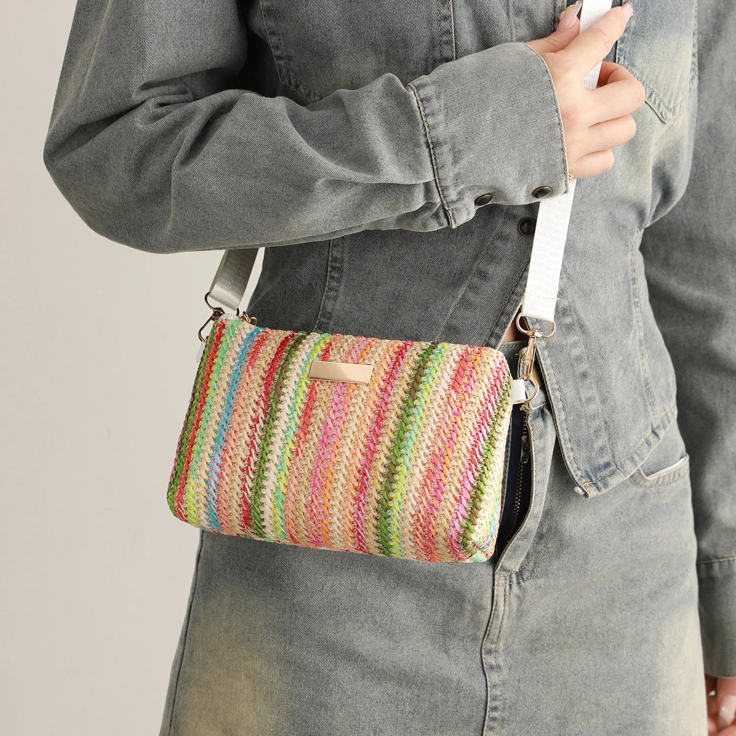 Borsa da tessitura in paglia arcobaleno alla moda da donna Borsa a tracolla stile vacanza al mare estiva Borsa quadrata piccola casual quotidiana di nuova moda