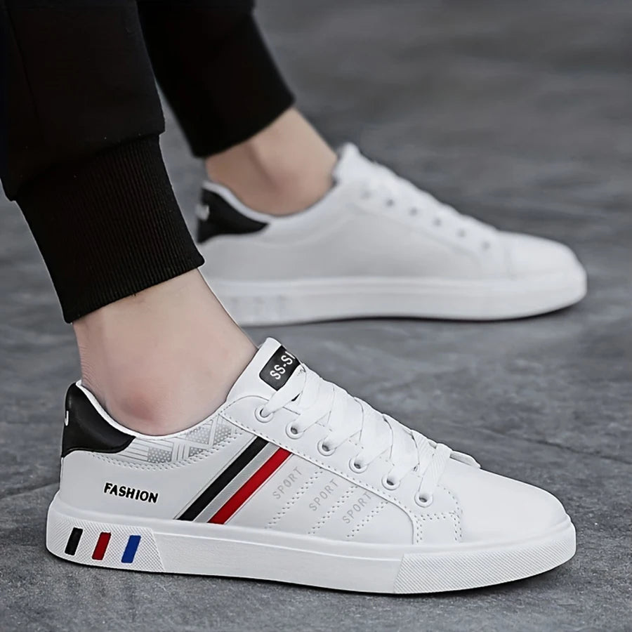 Un paio di scarpe da ginnastica bianche, perfette per lo skateboard, gli sport casual e l'uso quotidiano. Leggero con Suola Morbida, Adatto per