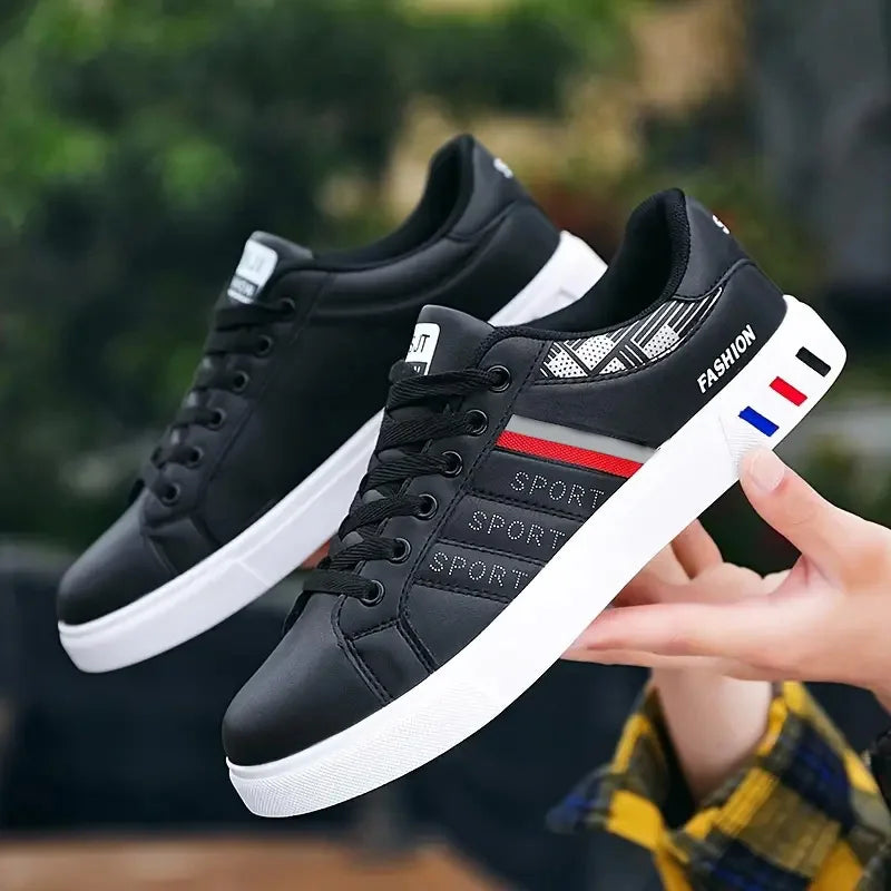 Sneakers bianche da uomo, scarpe casual traspiranti nuove primavera 2026, versione coreana, scarpe sportive versatili, scarpe da skate per studenti uomo