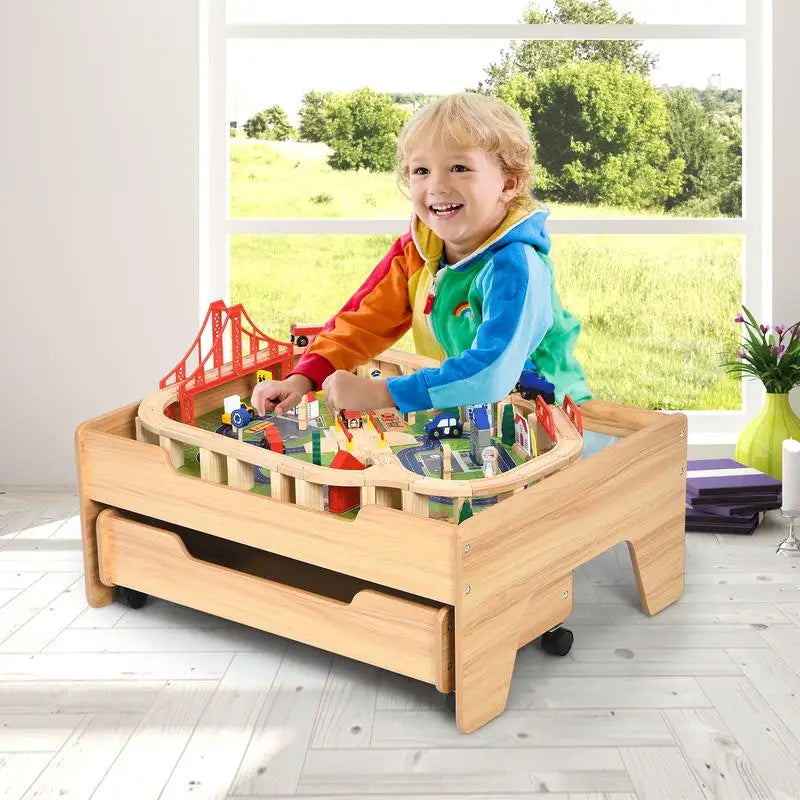 Tavolo con set trenino in legno per bambini con 100 pezzi multicolori e ruote bloccabili
