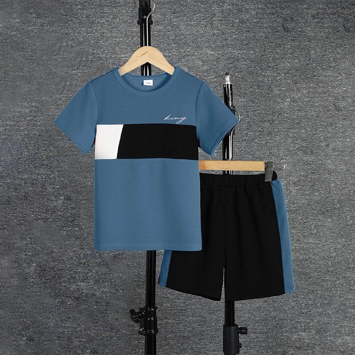 Set di t-shirt e pantaloncini a maniche corte colorblock casual da 2 pezzi per ragazzi, comodi vestiti estivi per bambini