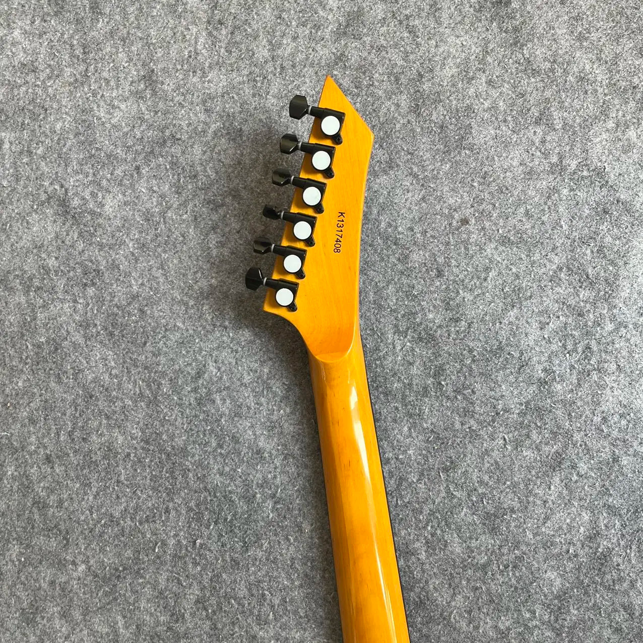 Chitarra Elettrica Versatile, Sistema Vibrato Migliorato, Sistema di Pickup Attivi, Consegna Rapida